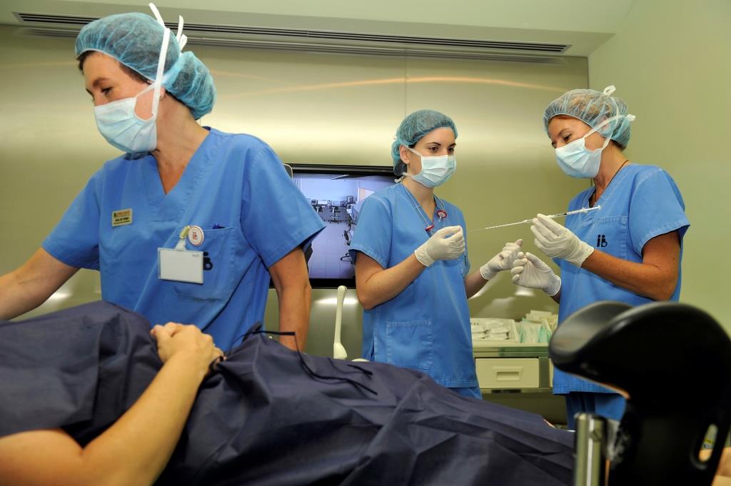 Эко оплодотворение. Перенос эмбрионов в полость матки. Оплодотворение женщины. Процесс эко видео как делают. Трансвагинальная пункция яичников.